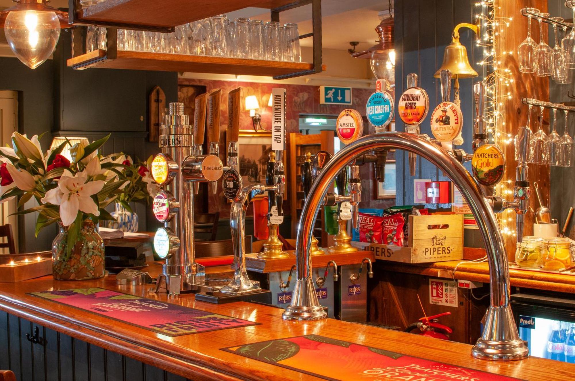 The Cowdray Arms Panzió Worth  Kültér fotó